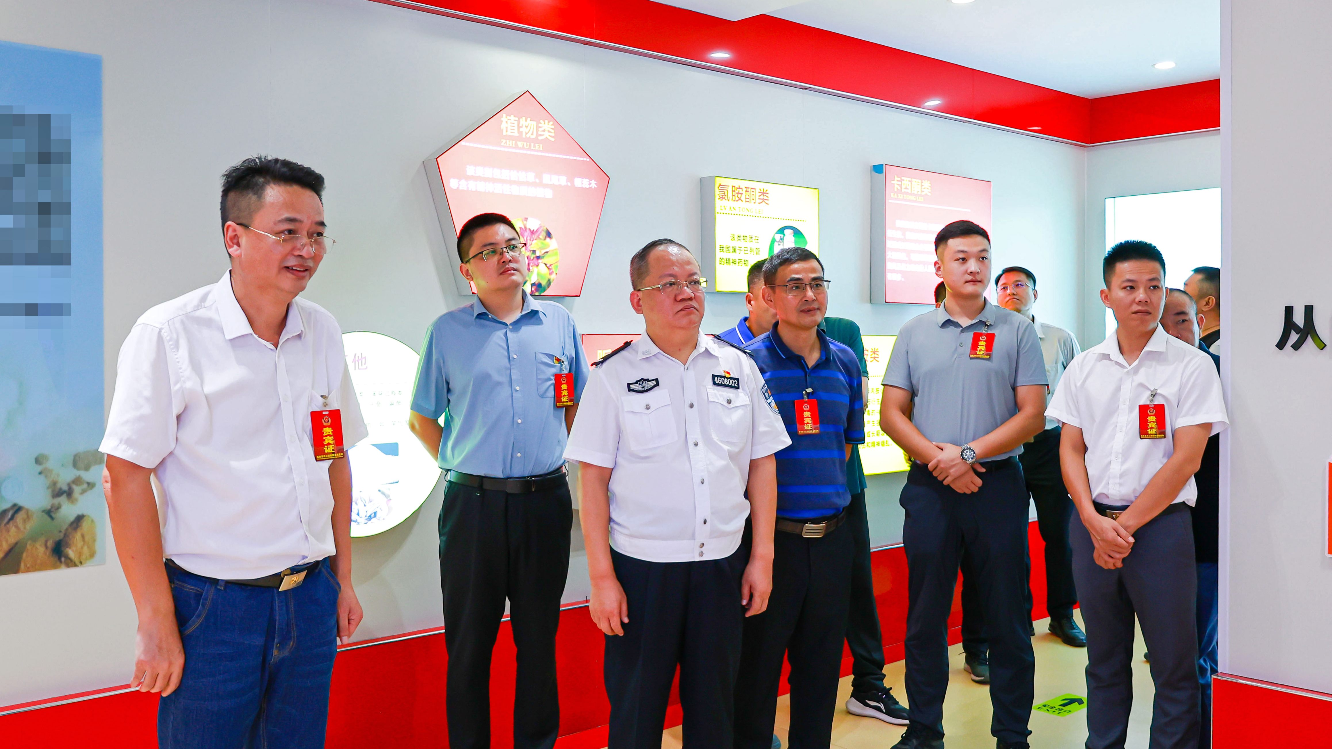省人大常委會機(jī)關(guān)組織干部職工參觀禁毒教育展